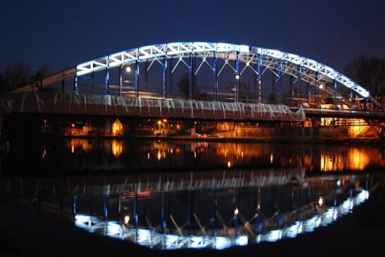 Pont by night